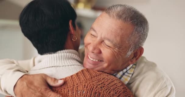 Älteres Paar Umarmung Und Mann Nahaufnahme Hause Mit Liebe Ehe — Stockvideo