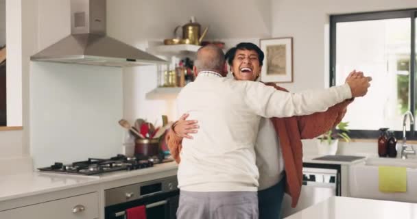 Altes Paar Der Küche Umarmung Und Glück Mit Tanz Und — Stockvideo