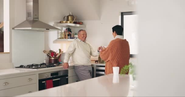 Oude Echtpaar Keuken Praten Bonding Met Koffie Ontspannen Met Ochtendroutine — Stockvideo