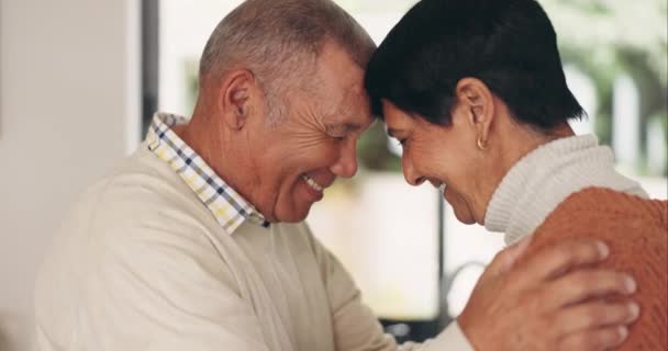 Paar Senior Voorhoofd Aanraking Voor Liefde Zorg Kwaliteit Tijd Samen — Stockvideo