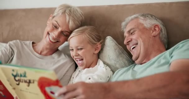 Säng Morföräldrar Och Flicka Läser Bok Lycka Och Roligt Med — Stockvideo
