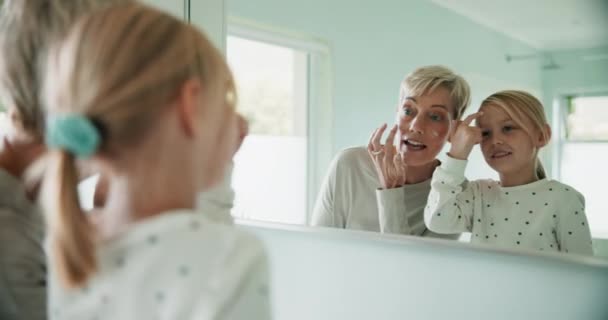 Babička Vnouče Zrcadlo Péče Pleť Krém Obličej Ranní Rutinou Koupelně — Stock video