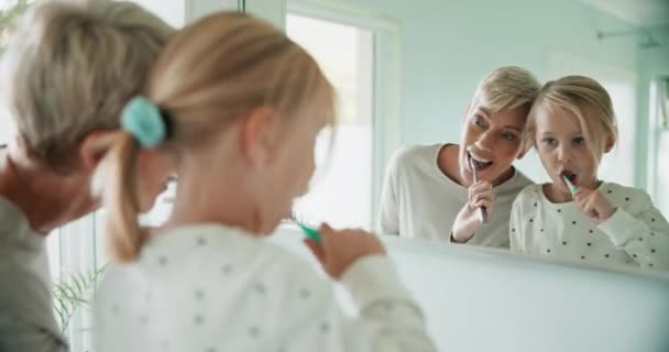 Grootmoeder Kleinkind Tandenpoetsen Spiegel Gebit Ochtendroutine Badkamer Hygiëne Tandenborstel Schoonmaken — Stockvideo