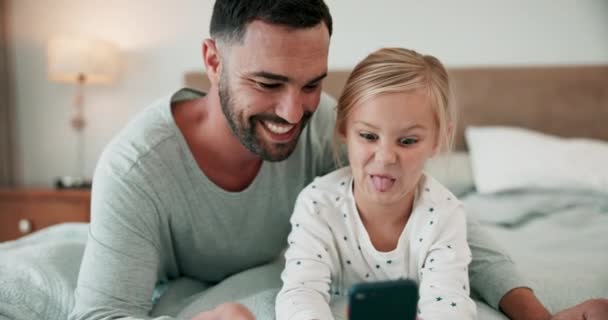 Hloupé Selfie Otec Sbližují Svým Dítětem Ložnici Zatímco Relaxují Spolu — Stock video