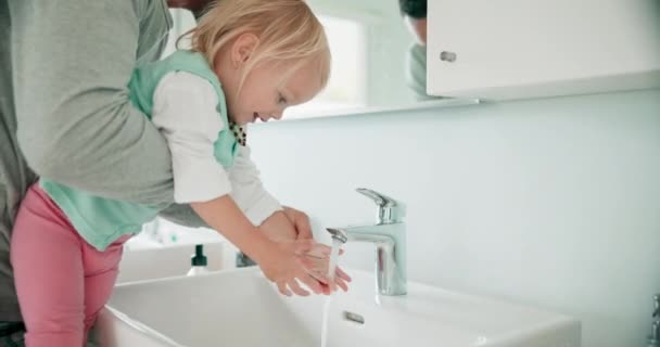 Badezimmer Vater Und Tochter Beim Gemeinsamen Händewaschen Für Gesundheit Oder — Stockvideo