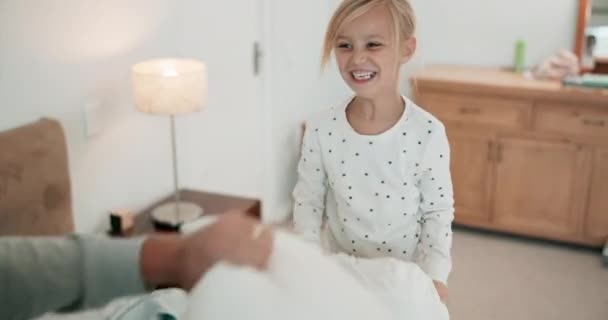 Kissenschlacht Kind Und Vater Spielen Schlafzimmer Mit Energie Lustige Spiele — Stockvideo