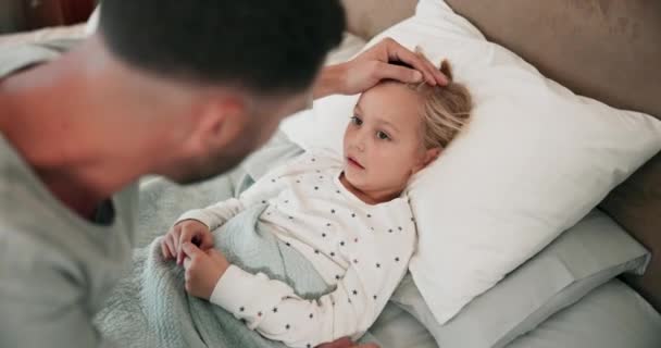 Άρρωστος Πατέρας Και Κορίτσι Αναρρώνουν Ασθένεια Κρεβάτι Και Χέρια Άρρωστο — Αρχείο Βίντεο
