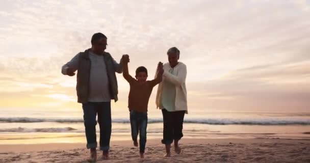 Tenendosi Mano Tramonto Nonni Con Bambino Spiaggia Giocare Legare Una — Video Stock