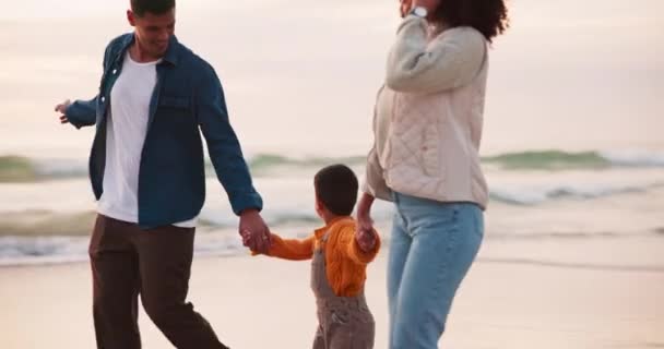 Aile Plajda Yürümek Ele Tutuşmak Okyanus Insanlarla Tropikal Tatillerde Seyahat — Stok video
