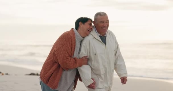 Любите Веселитесь Отдыхайте Старой Парой Пляже Путешествий Счастья Пенсии Счастье — стоковое видео
