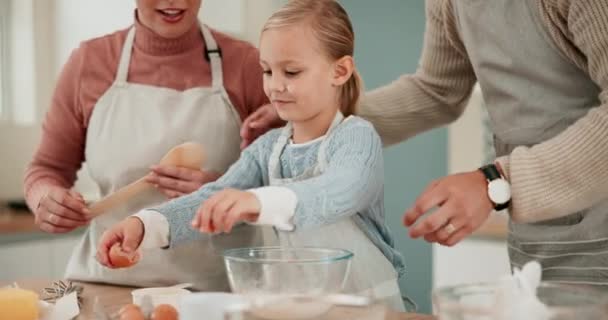 Vejce Výuka Nebo Dětské Pečení Rodiči Kuchyni Pro Přípravu Receptů — Stock video