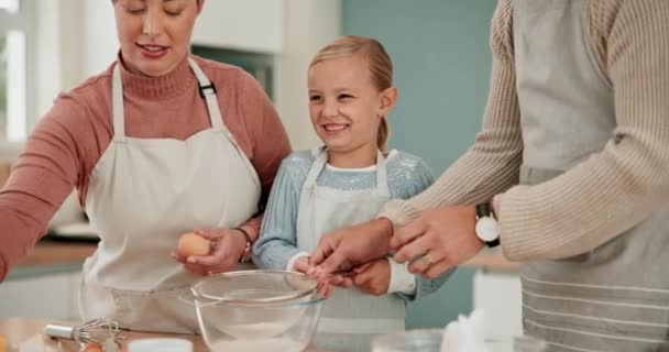 Spielen Mehl Oder Mädchen Backen Mit Den Eltern Der Küche — Stockvideo