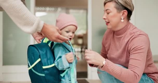 Kind Ouders Helpen Met Rugzak Voor Kleuterschool Knuffelen Thuis Klaar — Stockvideo