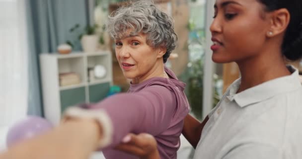 Mujer Fisioterapia Brazos Extendidos Con Sonrisa Para Evaluación Sanitaria Movilidad — Vídeos de Stock