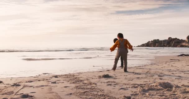 ビーチ 子供たちは熱帯の休暇 休暇中に海で遊んでいます 週末の旅行で日没時に砂の海辺で楽しんでいる遊び心のある 探検し 若い子供たち — ストック動画
