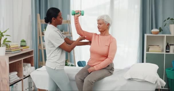 Seniorin Physiotherapie Und Kurzhantelgymnastik Zur Gesundheitsbewertung Wellness Test Und Überprüfung — Stockvideo