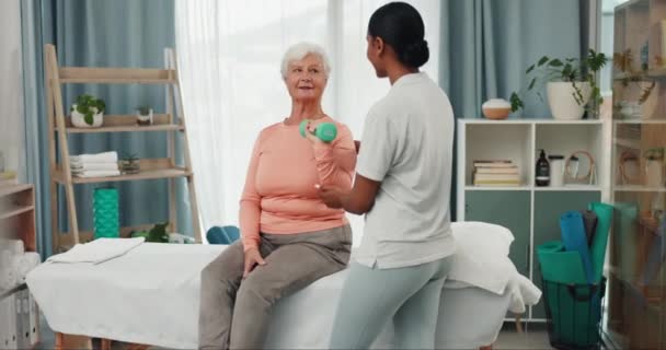 Oude Vrouw Dokter Fysiotherapie Halter Gewichten Met Spiertraining Gezondheid Vrouwelijke — Stockvideo
