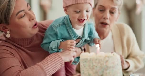 生日蛋糕 与家人一起吹蜡烛和孩子们一起庆祝甜点的发展 与母亲 快乐的孩子和祖母一起在家里的派对 惊喜或社交活动中欢呼雀跃 — 图库视频影像
