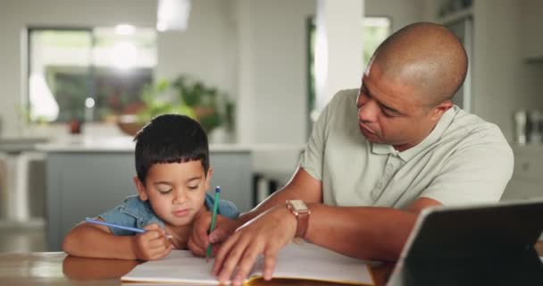 Εργασία Στο Σπίτι Εκπαίδευση Και Πατέρας Βοηθούν Παιδί Για Μάθηση — Αρχείο Βίντεο