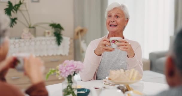 滑稽的老妇人 和朋友在家里客厅里 在餐桌边聊天 快乐的人 老年人 笑笑喜剧 故事和微笑 闲聊和喝咖啡 — 图库视频影像