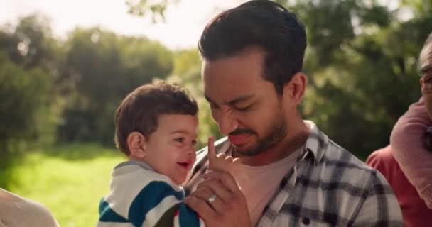 Ojciec Park Dziecko Miłością Więzi Opieki Rodzicielskiej Świeżym Powietrzu Rodzinne — Wideo stockowe