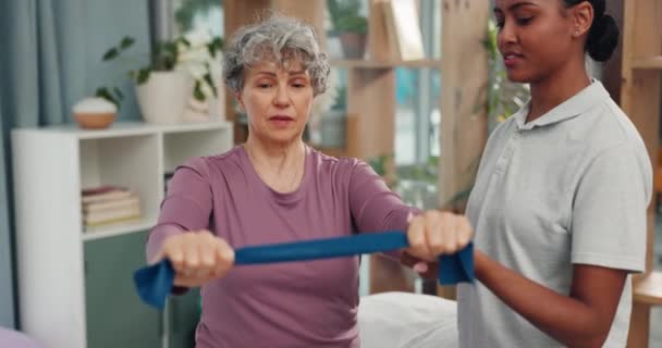 抵抗带和老年妇女患者及肌肉 力量训练和健康 在支助下的女性理疗师 康复和脊骨疗法 帮助和老年人护理 — 图库视频影像