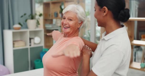 Oudere Vrouw Fysiotherapie Stretching Armen Voor Beoordeling Van Gezondheidszorg Wellness — Stockvideo