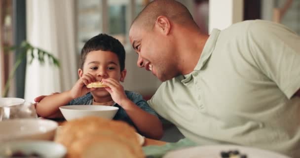男の子が食堂で一緒にファミリーとしてワッフルを食べています ボンディングしながら 家庭のキッチンで食事をする男と息子との愛 食べ物 — ストック動画