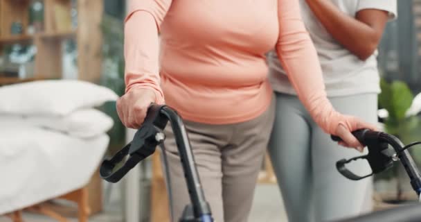 Fisioterapia Caminante Manos Enfermera Con Anciana Para Ayuda Lesión Rehabilitación — Vídeos de Stock