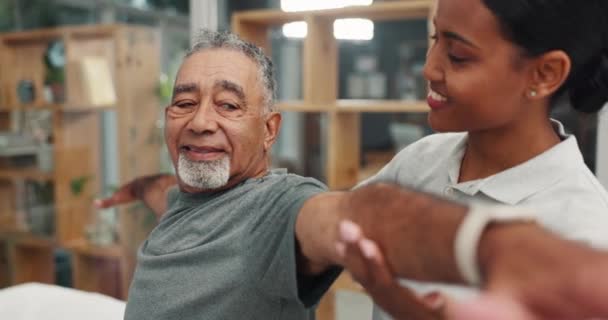 Uomo Anziano Fisioterapia Braccia Tese Valutazione Sanitaria Mobilità Supporto Medico — Video Stock