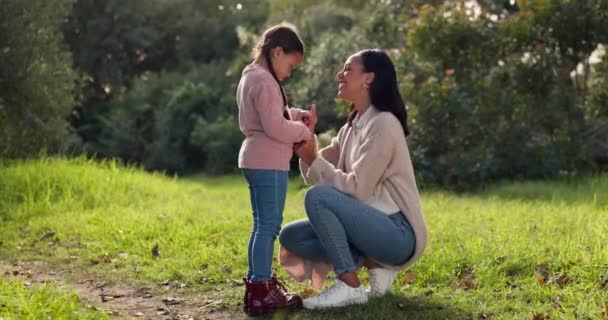 Szczęśliwy Opieka Matka Córką Parku Dla Rodziny Wsparcie Lato Razem — Wideo stockowe