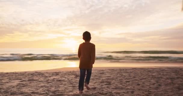 Пляж Закат Ребенок Волнах Бег Игра Праздник Весельем Свободой Энергией — стоковое видео