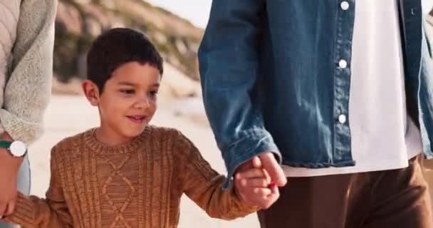Matka Ojciec Dzieci Plaży Trzymając Się Ręce Łącząc Się Wakacjach — Wideo stockowe