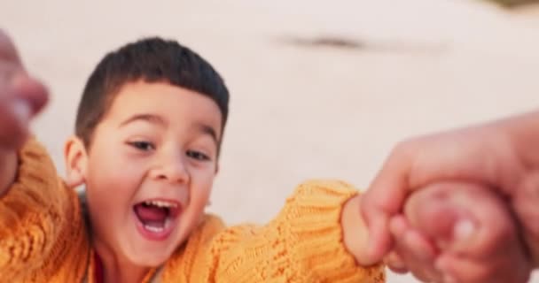 Tvář Pláž Rodič Spinning Dítě Nebo Chlapec Šťastný Pro Venkovní — Stock video