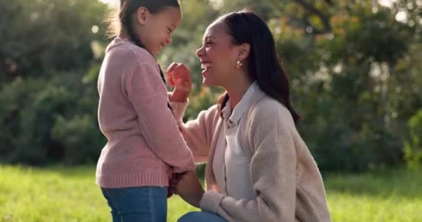 Boldog Szeretet Anya Lányával Parkban Család Támogatás Nyár Együtt Növekedés — Stock videók