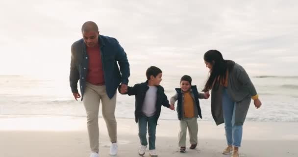 ビーチ 家族は 熱帯の休暇や冒険中に手を握り 一緒に走っています 休日や週末の旅行で両親と楽しく過ごしているサンセット — ストック動画