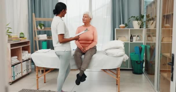 Mujer Mayor Fisioterapeuta Discusión Con Portapapeles Para Evaluación Salud Resultados — Vídeo de stock