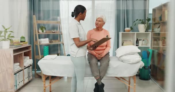 Senior Patiënt Fysiotherapeut Klembord Voor Revalidatie Beoordeling Vooruitgang Gezondheidszorg Testresultaten — Stockvideo