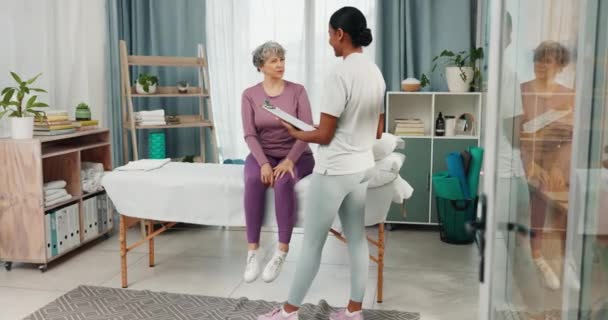 Patiënt Fysiotherapeut Klembord Kliniek Voor Revalidatie Beoordeling Vooruitgang Gezondheidszorg Testresultaten — Stockvideo