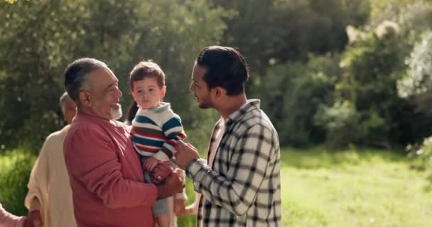Familie Park Und Wandern Mit Liebe Großelternbindung Und Pflege Freien — Stockvideo