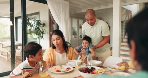 食べ物 大きな家族は お祝いや食事のために一緒に自宅のダイニングルームで 伝統のイベント中にテーブルにいる人々のグループと子供 そして愛 — ストック動画