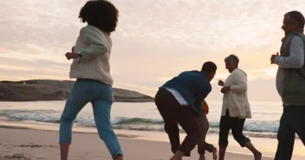 Oyun Sahil Tatilde Dışarıda Birlikte Koşan Büyük Aile Büyükbaba Çocuk — Stok video
