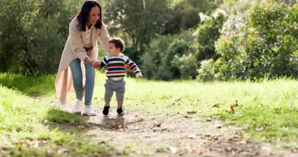 Mutter Kind Und Spaziergänge Freien Einem Park Mit Unterstützung Entwicklung — Stockvideo