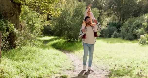 Fader Natur Och Äventyr Med Ett Barn Utomhus För Rolig — Stockvideo