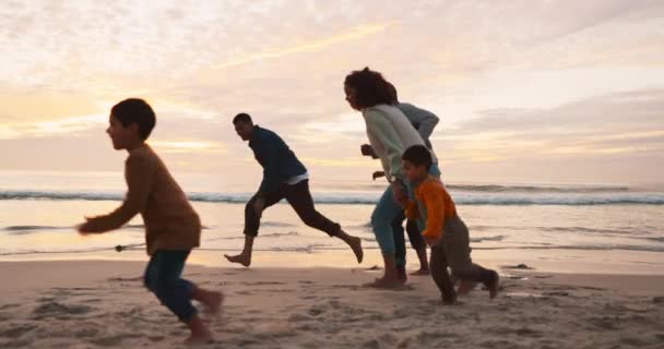 Закат Пляж Большая Семья Бегущая Отдых Отдых Свежем Воздухе Вместе — стоковое видео