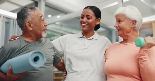 Altenpflege Betreuung Und Physiotherapeut Mit Altem Paar Hantel Und Pflege — Stockvideo