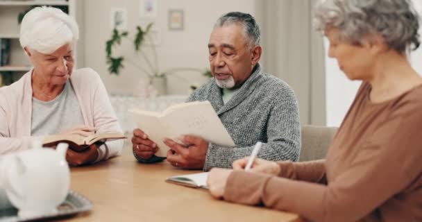 老年男女和圣经学者在退休后学习信仰 宗教和写作 以获取笔记 灵感和崇拜 年迈的朋友 书籍和阅读 感恩和精神风貌 — 图库视频影像