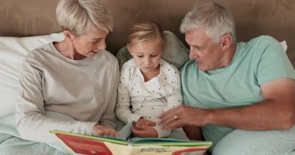 Sovrum Bok Och Mor Och Farföräldrar Läser För Ett Barnbarn — Stockvideo