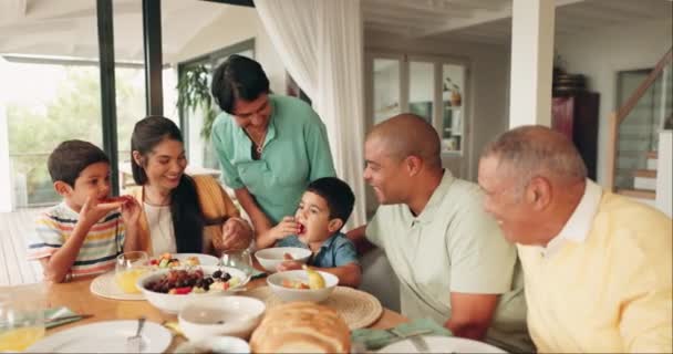 Familie Gemeinsames Essen Und Generationen Glück Und Menschen Hause Mit — Stockvideo