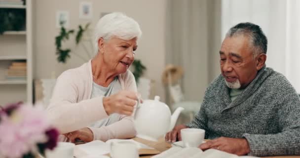 老年妇女 在书友会倒茶 圣经学习 在养老院吃早午餐时聊天 上了年纪的夫妻们 放松一下 一起喝酒 阅读和谈话 以获得退休后的知识 — 图库视频影像